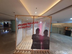 Pelukan Pimpinan KPK Menanti Jokowi di Hari Antikorupsi Sedunia