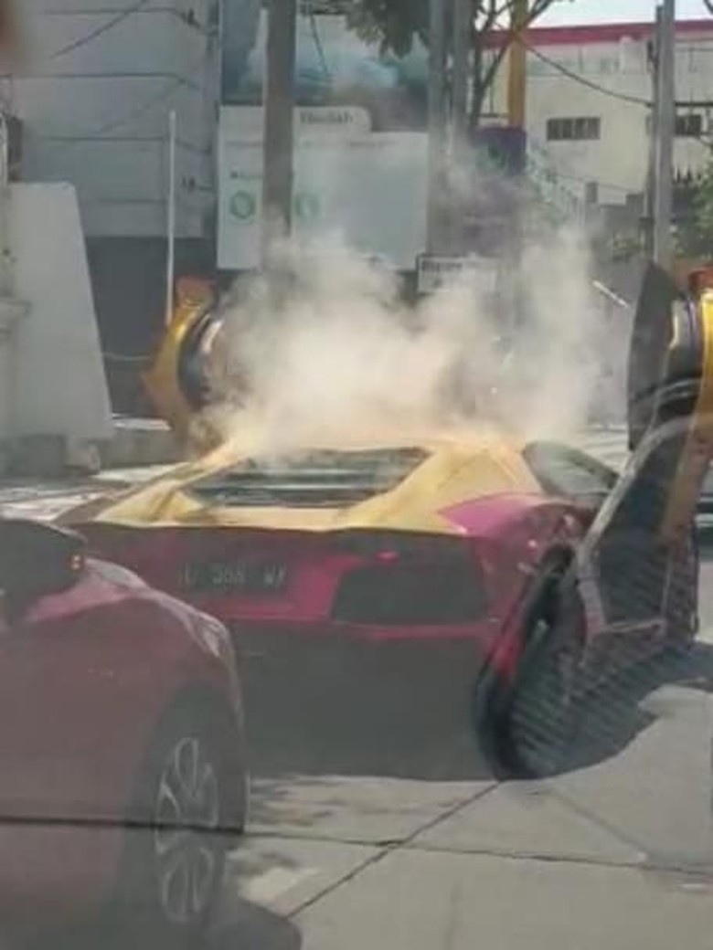 Viral Lamborghini Terbakar di Surabaya, Dua Penumpangnya Berhamburan Viral Lamborghini Terbakar di Surabaya, Dua Penumpangnya Berhamburan