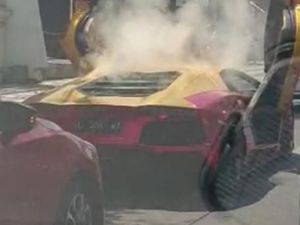 Viral Lamborghini Terbakar di Surabaya, Dua Penumpangnya Berhamburan Viral Lamborghini Terbakar di Surabaya, Dua Penumpangnya Berhamburan