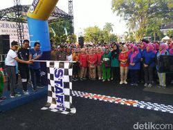 Keseruan Para Ibu Jalan Sehat Sambil Pungut Sampah di Ciamis