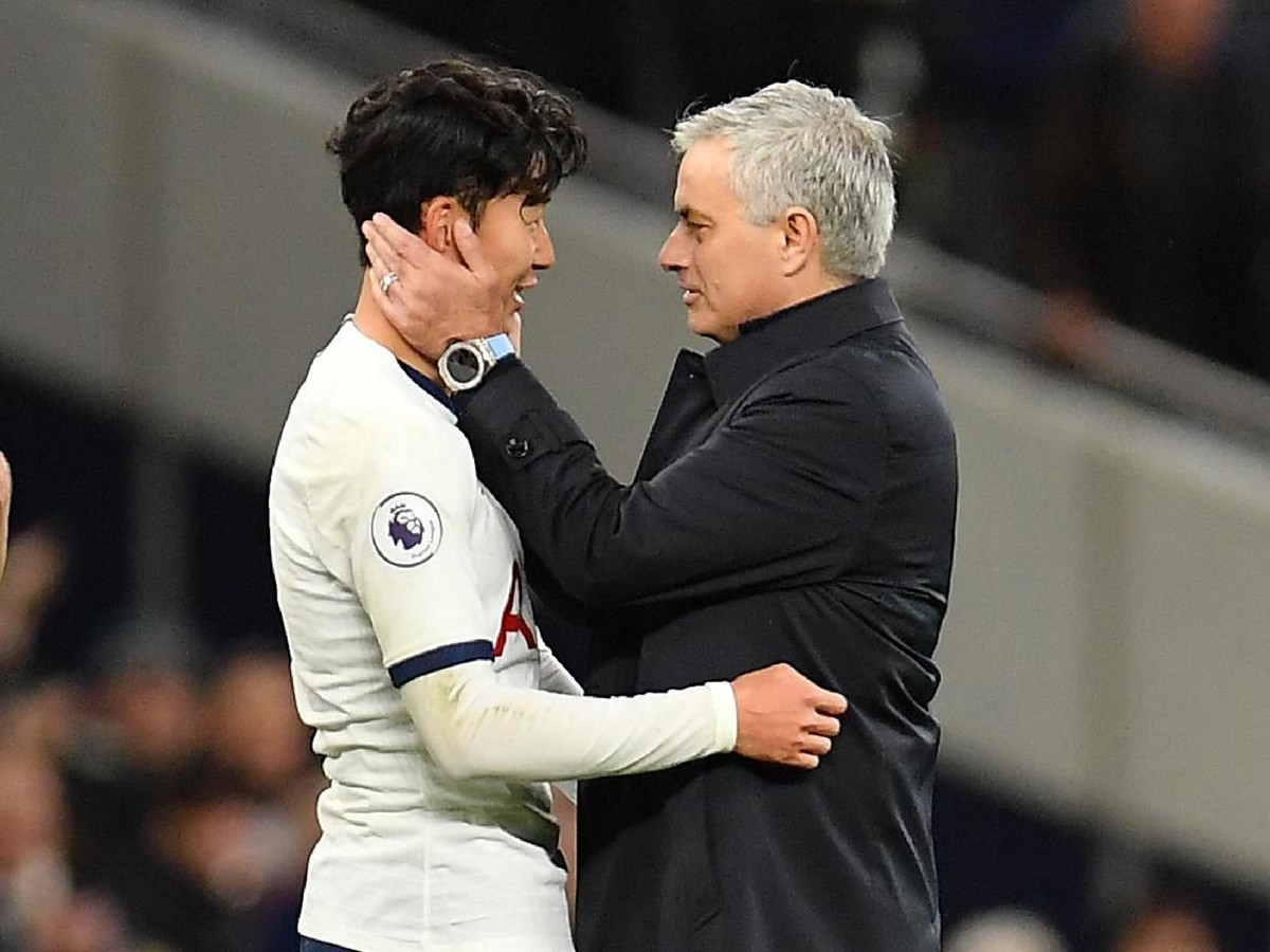 Jose Mourinho mengambil bola pertandingan milik Son Heung-Min (Justin Setterfield/Getty Images)