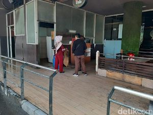 Cerita Kepanikan Pedagang Saat Kebakaran di Mal Lokasari Cerita Kepanikan Pedagang Saat Kebakaran di Mal Lokasari