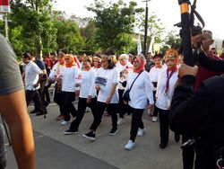 Iriana Jokowi hingga Istri Para Menteri Jalan Sehat Peringati Hari Ibu