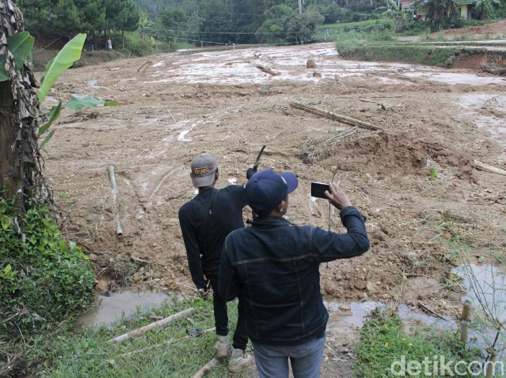 Petugas Kesulitan Pulihkan Jalan yang Tertutup Danau Lumpur di KBB Petugas Kesulitan Pulihkan Jalan yang Tertutup Danau Lumpur di KBB