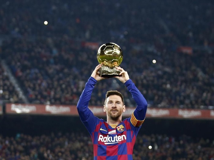 Barcelonas Lionel Messi shows the supporters his sixth Golden Ball for the best player of the year that he was awarded earlier in the week, before a Spanish La Liga soccer match between Barcelona and Mallorca at Camp Nou stadium in Barcelona, Spain, Saturday, Dec. 7, 2019. (AP Photo/Joan Monfort)
