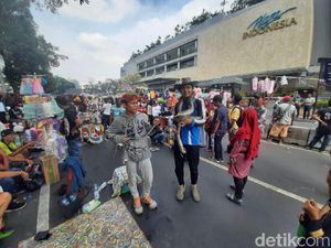 Hii... Salesman Ini Pamer 3 Ular Sanca di CFD