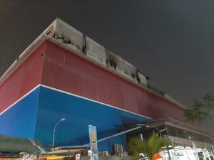 Petugas Pastikan Sudah Tidak Ada Titik Api di Mal Lokasari Petugas Pastikan Sudah Tidak Ada Titik Api di Mal Lokasari