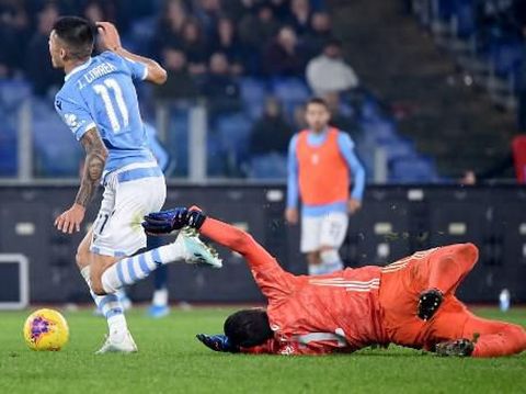 Joaquin Correa dilanggar oleh Wojciech Szczesny