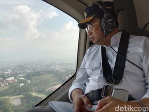 Gaya Menhub Pantau Kesiapan Mudik Pakai Helikopter