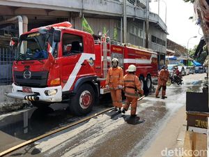 Percepat Proses Pendinginan Mal Lokasari, Sudin Tambah 1 Mobil Damkar Percepat Proses Pendinginan Mal Lokasari, Sudin Tambah 1 Mobil Damkar