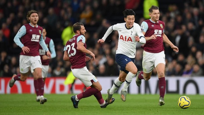 LONDON, ENGLAND - DECEMBER 07: Heung-Min Son of Tottenham Hotspur breaks past Erik Pieters of Burnley to go on and score his teams third goal during the Premier League match between Tottenham Hotspur and Burnley FC at Tottenham Hotspur Stadium on December 07, 2019 in London, United Kingdom. (Photo by Shaun Botterill/Getty Images)