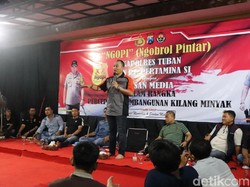 Dukung Pembangunan Kilang Minyak Tuban, Polisi dan Awak Media Cangkrukan
