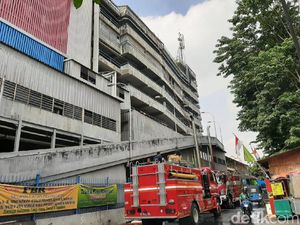 Cerita Kengerian Petugas Damkar Saat Berjuang Padamkan Mal Lokasari Cerita Kengerian Petugas Damkar Saat Berjuang Padamkan Mal Lokasari