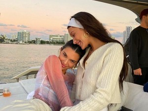 Liburan Bareng, Kendall Jenner dan Bella Hadid Pamer Foto Mesra Liburan Bareng, Kendall Jenner dan Bella Hadid Pamer Foto Mesra