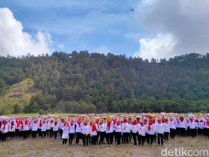 Peringati Hari Ibu, Ribuan Emak-emak Sajojo Massal di Gunung Bromo