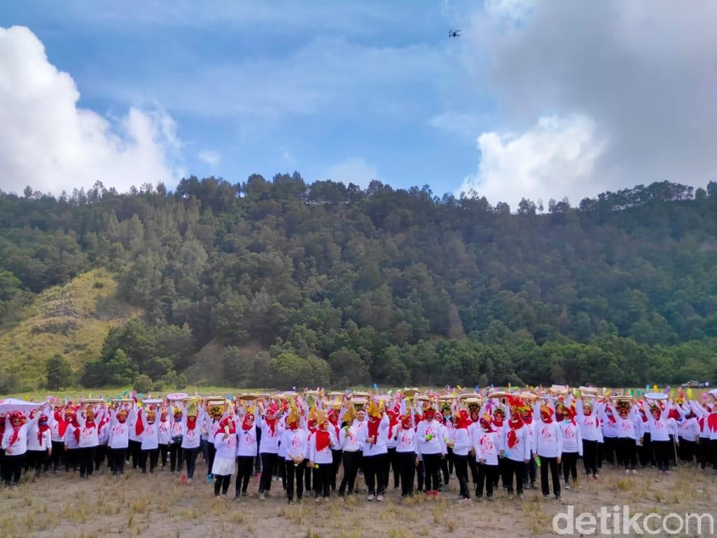 Peringati Hari Ibu, Ribuan Emak-emak Sajojo Massal di Gunung Bromo Peringati Hari Ibu, Ribuan Emak-emak Sajojo Massal di Gunung Bromo