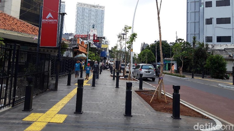 Selain Bangku, DKI Akan Lengkapi Trotoar dengan Bollard-Penunjuk Jalan