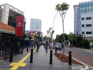Selain Bangku, DKI Akan Lengkapi Trotoar dengan Bollard-Penunjuk Jalan Selain Bangku, DKI Akan Lengkapi Trotoar dengan Bollard-Penunjuk Jalan