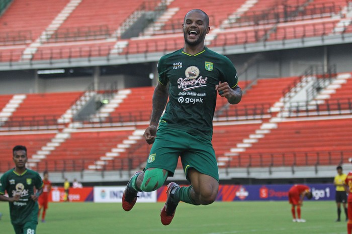 Pesepak bola Persebaya David Aparecido Da Silva melakukan selebrasi usai mencetak gol ke gawang Bhayangkara FC pada pertandingan Liga 1 2019 di Stadion Gelora Bung Tomo, Surabaya, Jawa Timur, Minggu (8/12/2019). Persebaya mengalahkan Bhayangkara FC dengan skor akhir 4-0. ANTARA FOTO/Moch Asim/foc.