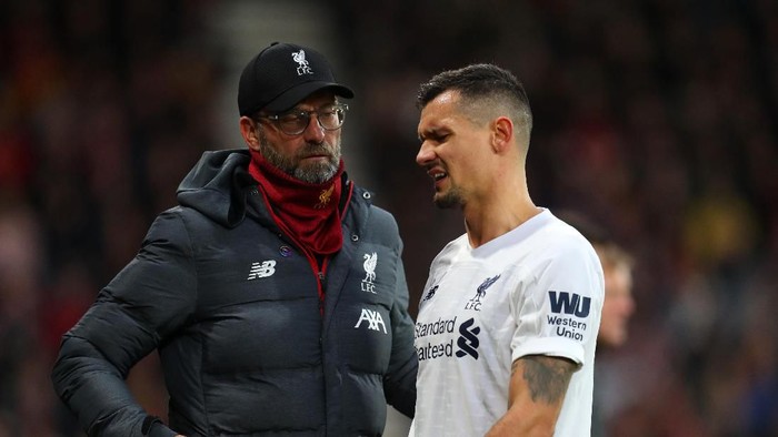 BOURNEMOUTH, ENGLAND - DECEMBER 07: Jurgen Klopp manager of Liverpool with an injured Dejan Lovren of Liverpool during the Premier League match between AFC Bournemouth and Liverpool FC at Vitality Stadium on December 07, 2019 in Bournemouth, United Kingdom. (Photo by Catherine Ivill/Getty Images)
