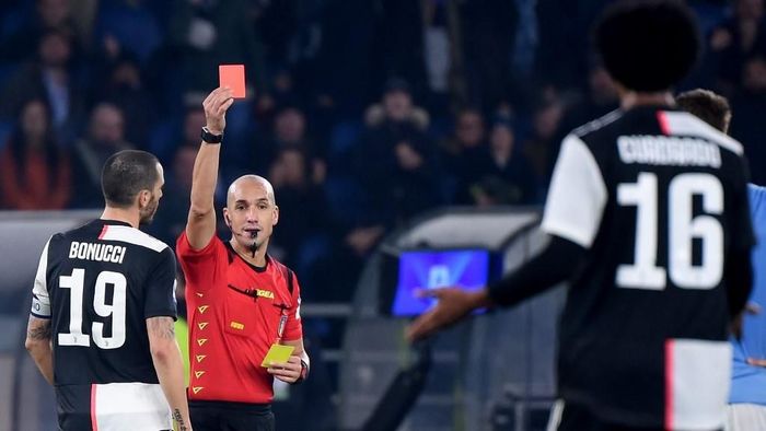 Juventus harus menuntaskan laga dengan 10 orang saat kalah dari Lazio setelah Juan Cuadrado mendapat kartu merah (Foto: Filippo MONTEFORTE / AFP) Juventus harus menuntaskan laga dengan 10 orang saat kalah dari Lazio setelah Juan Cuadrado mendapat kartu merah (Foto: Filippo MONTEFORTE / AFP)