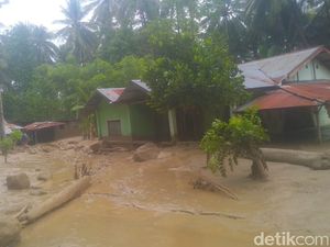 Sejumlah Rumah di Sigi Sulteng Terendam Banjir Lumpur Sejumlah Rumah di Sigi Sulteng Terendam Banjir Lumpur