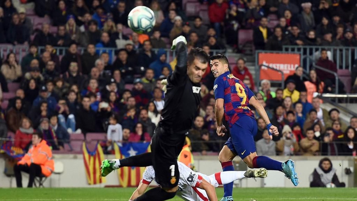 Luis Suarez mencetak gol spektakuler ke gawang Real Mallorca (Foto: Photo by Josep LAGO / AFP)