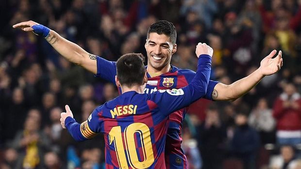 Barcelona's Argentine forward Lionel Messi celebrates his third goal with Barcelona's Uruguayan forward Luis Suarez during the Spanish League football match between FC Barcelona and RCD Mallorca at the Camp Nou stadium in Barcelona on December 7, 2019. (Photo by Josep LAGO / AFP)