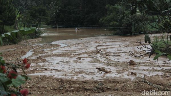 Danau Lumpur Dadakan Terjang 4 Hektare Sawah di Bandung Barat