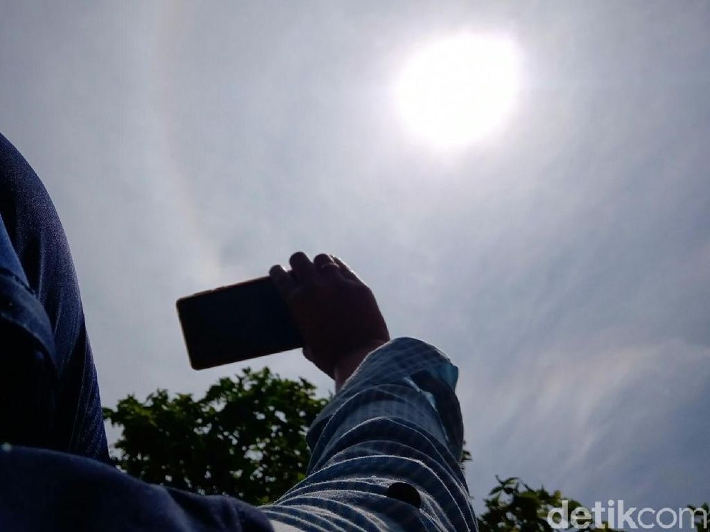 Fenomena Matahari Bercincin Hiasi Langit Purworejo Siang Ini Fenomena Matahari Bercincin Hiasi Langit Purworejo Siang Ini