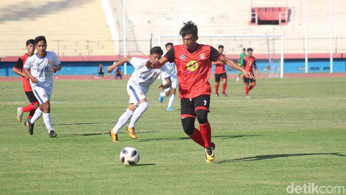 DIY mengalahkan Kalimantan Selatan di cabang sepakbola PraPon 2020 (Suparno Nodhor/detikSport) DIY mengalahkan Kalimantan Selatan di cabang sepakbola PraPon 2020 (Suparno Nodhor/detikSport)