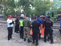 Seorang Pria di Surabaya Tewas Tabrakkan Diri ke Kereta Api yang Melintas