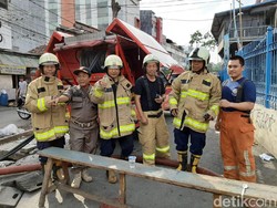 Semangat Petugas Damkar yang Berjibaku Padamkan Api di Mal Lokasari