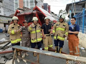 Semangat Petugas Damkar yang Berjibaku Padamkan Api di Mal Lokasari Semangat Petugas Damkar yang Berjibaku Padamkan Api di Mal Lokasari