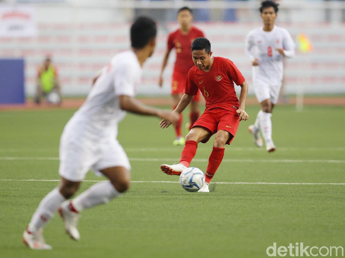Evan Dimas Darmono dikabarkan diminati beberapa klub Liga 1 menatap musim 2020. (Foto: Grandyos Zafna/detikcom)