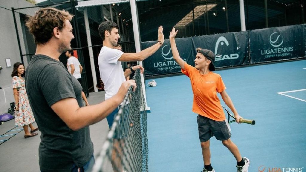 Novak Djokovic Main Tenis Bareng Anak-anak di Bali