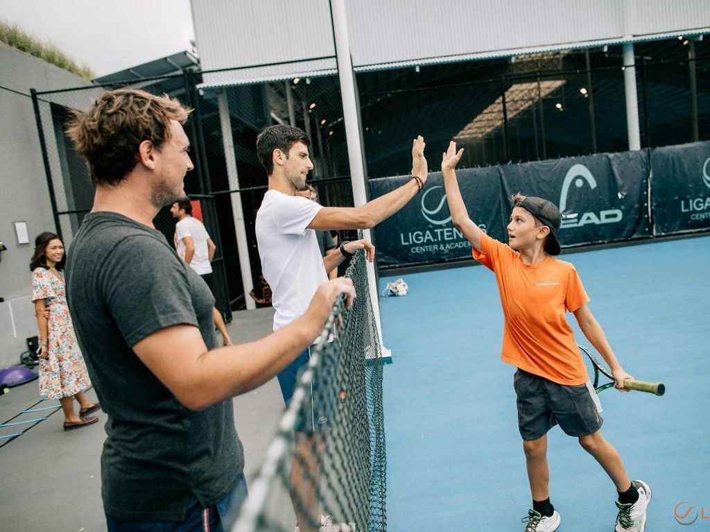 Novak Djokovic Main Tenis Bareng Anak-anak di Bali Novak Djokovic Main Tenis Bareng Anak-anak di Bali