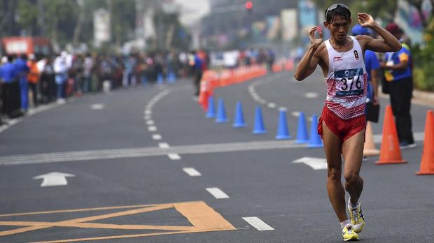 Hendro Yap of Indonesia competes in the men's 50km walk race competition during the 2018 Asian Games in Jakarta on August 30, 2018. (Photo by Juni Kriswanto / AFP)