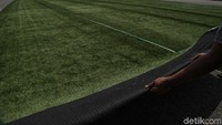 Sejumlah pekerja menyelesaikan pembangunan lapangan sepakbola di kawasan Muara Angke, Jakarta Utara, Senin (9/12).