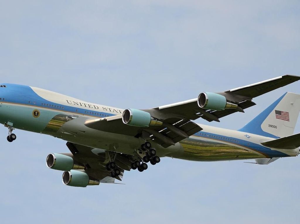 Ini Alasan Pesawat Kepresidenan AS Warnanya Biru Juga
