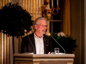 Peter Handke Terima Nobel Sastra 2019 di Tengah Protes Isu Genosida Peter Handke Terima Nobel Sastra 2019 di Tengah Protes Isu Genosida