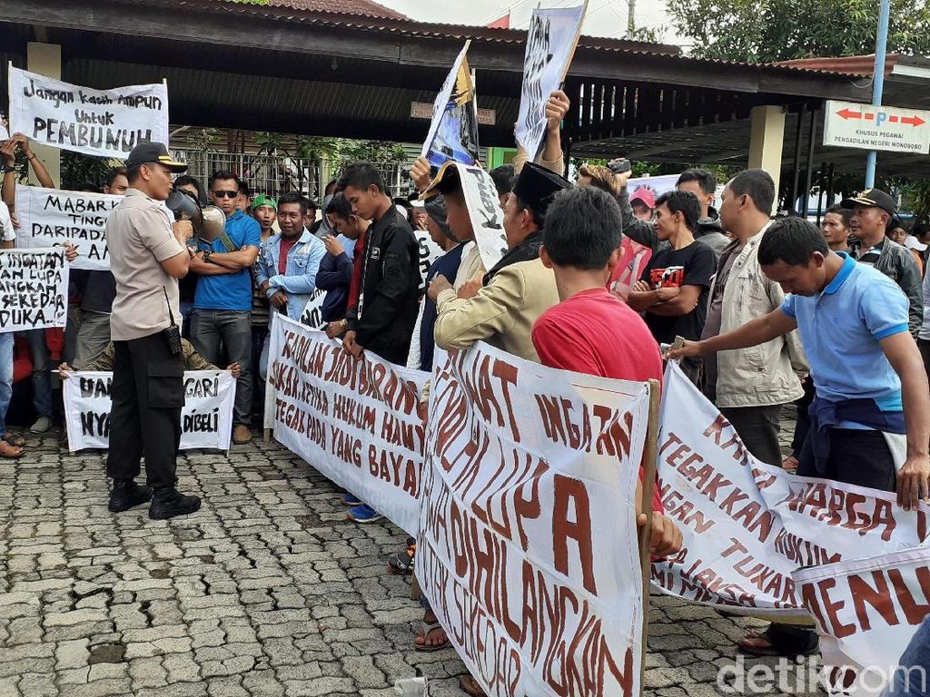 Sidang Pengeroyokan Tukul hingga Tewas, PN Wonosobo Digeruduk Massa Sidang Pengeroyokan Tukul hingga Tewas, PN Wonosobo Digeruduk Massa