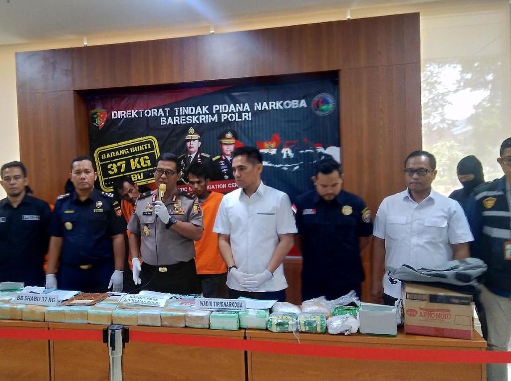 Polri Tangkap 4 Orang Penyelundup 37 Kg Sabu Lewat Laut dari Malaysia Polri Tangkap 4 Orang Penyelundup 37 Kg Sabu Lewat Laut dari Malaysia