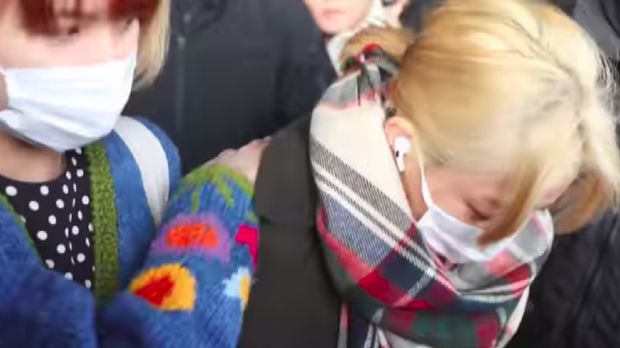 Jihyo TWICE usai terjatuh di bandara