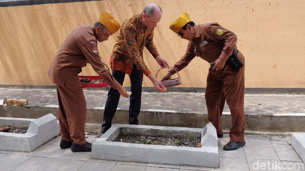 Dubes Belanda Tabur Bunga di Makam Korban Tragedi Rawagede Dubes Belanda Tabur Bunga di Makam Korban Tragedi Rawagede