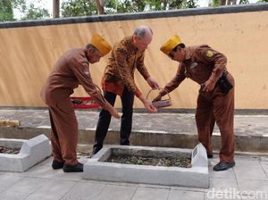 Dubes Belanda Tabur Bunga di Makam Korban Tragedi Rawagede