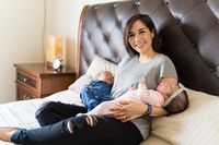 5 Tips Menyusui Bayi Kembar Tanpa Cemas