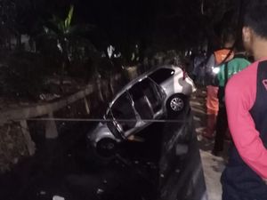 Hindari Tabrakan, Mobil Ini Terperosok ke Selokan di Pulomas Jaktim