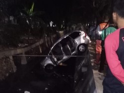 Hindari Tabrakan, Mobil Ini Terperosok ke Selokan di Pulomas Jaktim