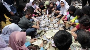 Penampakan Mushaf Al-Quran yang Rusak Akibat Kebakaran MI Batujajar